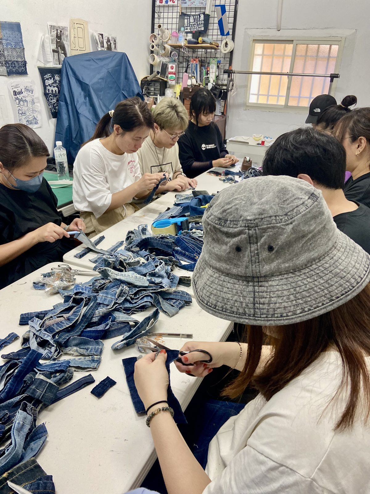寺日工作室回收舊衣拆解志工